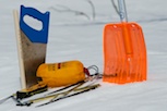 Nödutrustning för långtur på fjället. Spade, snösåg, vindsäck, lavinsond och lavinsökare.