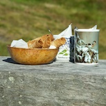 In einigen norwegischen Hütten werden Kaffee, Speisen und lokale Erzeugnisse serviert.