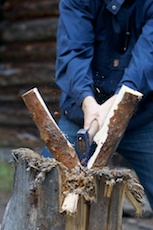 Det er mye arbeid med å kjøre ut ved til vedplassene. Spar på veden!