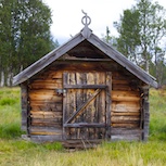 En av fäbodens många byggnader - en bod vid bäcken för att kyla mjölk.
