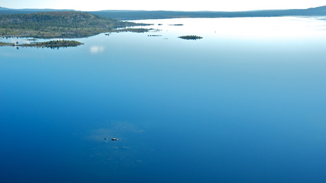 So spiegelglatt präsentiert sich der Rogen nur an ein paar wenigen Tagen im Jahr. Foto: Naturcentrum AB.